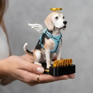 Tamaño real de escultura personalizada de mascota de 20 cm junto a una mano